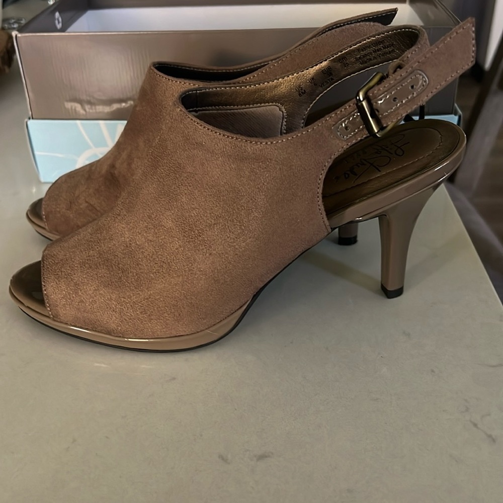 LifeStride | tan heel open-toed bootie | Size 8